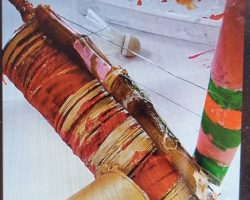 Meilleure invention / production.
Enfant nettement plus éveillée, curieuse, engagée, patiente, courageuse, volontaire que ses camarades de classe, et ses ainés du CE1 au CM2 actifs sur cette longue activité.
Résultat: Joie, admiration, envie et plaisir de le toucher / d'en jouer par tous les autres enfants, & des collègues animateurs. La Photo de l'instrument achevé n'existe malheureusement pas. En effet, j'étais brusquement affecté sur une sortie plage, (en remplacement d'un collègue malade). En mon absence, la petite avait achevé l'assemblage de son "GratOuf" avec mes collègues restés au centre, et s'en était allée en vacances ! Un programme familial inattendu.