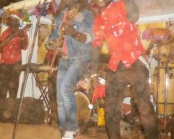 L'Ancien Directeur Adjoint et Secrétaire d'Orchestre Jimmy Curtis vient d'arriver au pays pour ses vacances de Noël 2015. Son ancien groupe "Mutzig Band" des Brasseries du Cameroun (Meilleur groupe du pays sur plusieurs décennies) ne le loupe pas ! Il est coopté d'office: Star-surprise de la longue soirée: Animation - Ventes de la multinationale. Son répertoire spécial renaît des cendres ! Souvenirs qui font frémir ses gars. C'est l'euphorie totale sur scène, pour un public en transe et un site provisoire qui vibre durant des heures interminables ! La poussière n'est pas en reste, sortie de son sommeil par des milliers de jambes agressives, frénétiques, endiablées ! (Photos floues). QUEL MOMENT FÉERIQUE ! Décembre 2015: El Maestro retrouve sa brave famille, ses ex-poulains, ses ex-acteurs de Meilleurs Ventes SABC.