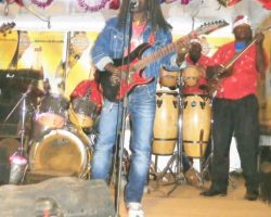 L'Ancien Directeur Adjoint et Secrétaire d'Orchestre Jimmy Curtis vient d'arriver au pays pour ses vacances de Noël 2015. Son ancien groupe "Mutzig Band" des Brasseries du Cameroun (Meilleur groupe du pays sur plusieurs décennies) ne le loupe pas ! Il est coopté d'office: Star-surprise de la longue soirée: Animation - Ventes de la multinationale. Son répertoire spécial renaît des cendres ! Souvenirs qui font frémir ses gars. C'est l'euphorie totale sur scène, pour un public en transe et un site provisoire qui vibre durant des heures interminables ! La poussière n'est pas en reste, sortie de son sommeil par des milliers de jambes agressives, frénétiques, endiablées ! (Photos floues). QUEL MOMENT FÉERIQUE ! Décembre 2015: El Maestro retrouve sa brave famille, ses ex-poulains, ses ex-acteurs de Meilleurs Ventes SABC.