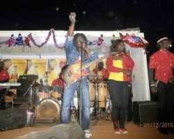 L'Ancien Directeur Adjoint et Secrétaire d'Orchestre Jimmy Curtis vient d'arriver au pays pour ses vacances de Noël 2015. Son ancien groupe "Mutzig Band" des Brasseries du Cameroun (Meilleur groupe du pays sur plusieurs décennies) ne le loupe pas ! Il est coopté d'office: Star-surprise de la longue soirée: Animation - Ventes de la multinationale. Son répertoire spécial renaît des cendres ! Souvenirs qui font frémir ses gars. C'est l'euphorie totale sur scène, pour un public en transe et un site provisoire qui vibre durant des heures interminables ! La poussière n'est pas en reste, sortie de son sommeil par des milliers de jambes agressives, frénétiques, endiablées ! (Photos floues). QUEL MOMENT FÉERIQUE ! Décembre 2015: El Maestro retrouve sa brave famille, ses ex-poulains, ses ex-acteurs de Meilleurs Ventes SABC. Concept du projet SA'n Sons: Durant des décennies, Jimmy Curtis & son célèbre groupe: Rebels' Gang Cameroun ont entretenu un puissant, long et rentable partenariat avec la multinationale SABC ( Société Anonyme des Brasseries du Cameroun). Longtemps plus tard, l'entreprise crée et lui confie son propre groupe: Le Mutzig Band des (SABC), Riche de cette puissante et magnifique expérience, Jimmy Curtis crée en 2025, un majestueux projet basé sur le même concept d'antan: Assurer de Meilleures Ventes à une coalition d'entreprises partenaires. par un menu d'Animations artistiques, culturelles et musicales éphémères. L'ensemble tracté par un Camion-Podium sur des sites divers, nationaux et internationaux. Vente en Gros, 1/2 Gros et Détail. "Meilleures Ventes' annuelles des partenaires assurées. Attention: Idée et Projet protégés: Loi N° 92-597 du 1/07/1992. Code CPI, Articles L111-1 et suivants.