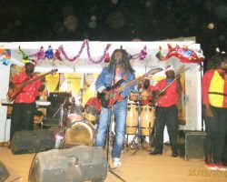 L'Ancien Directeur Adjoint et Secrétaire d'Orchestre Jimmy Curtis vient d'arriver au pays pour ses vacances de Noël 2015. Son ancien groupe "Mutzig Band" des Brasseries du Cameroun (Meilleur groupe du pays sur plusieurs décennies) ne le loupe pas ! Il est coopté d'office: Star-surprise de la longue soirée: Animation - Ventes de la multinationale. Son répertoire spécial renaît des cendres ! Souvenirs qui font frémir ses gars. C'est l'euphorie totale sur scène, pour un public en transe et un site provisoire qui vibre durant des heures interminables ! La poussière n'est pas en reste, sortie de son sommeil par des milliers de jambes agressives, frénétiques, endiablées ! (Photos floues). QUEL MOMENT FÉERIQUE ! Décembre 2015: El Maestro retrouve sa brave famille, ses ex-poulains, ses anciens co-acteurs des Meilleurs Ventes SABC. (Lointain ancêtre du projet SA'n Sons actuel). Durant des décennies, Jimmy Curtis & son célèbre groupe: Rebels' Gang Cameroun avaient entretenu un puissant, long et rentable partenariat avec la multinationale SABC (Société Anonyme des Brasseries du Cameroun). Longtemps plus tard, l'entreprise crée et lui confie son propre groupe: Le Mutzig Band des (SABC), Riche de cette puissante et magnifique expérience, Jimmy Curtis crée en 2025, un majestueux projet basé sur le même concept d'antan: Assurer de Meilleures Ventes à une coalition d'entreprises partenaires. par un menu d'Animations artistiques, culturelles et musicales éphémères. L'ensemble tracté par un Camion-Podium sur des sites divers, nationaux et internationaux. Vente en Gros, 1/2 Gros et Détail. "Meilleures Ventes' annuelles des partenaires assurées. Attention: Idée et Projet protégés: Loi N° 92-597 du 1/07/1992. Code CPI, Articles L111-1 et suivants.