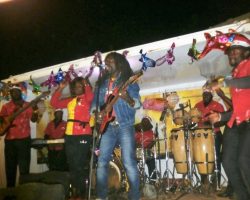L'Ancien Directeur Adjoint et Secrétaire d'Orchestre Jimmy Curtis vient d'arriver au pays pour ses vacances de Noël 2015. Son ancien groupe "Mutzig Band" des Brasseries du Cameroun (Meilleur groupe du pays sur plusieurs décennies) ne le loupe pas ! Il est coopté d'office: Star-surprise de la longue soirée: Animation - Ventes de la multinationale. Son répertoire spécial renaît des cendres ! Souvenirs qui font frémir ses gars. C'est l'euphorie totale sur scène, pour un public en transe et un site provisoire qui vibre durant des heures interminables ! La poussière n'est pas en reste, sortie de son sommeil par des milliers de jambes agressives, frénétiques, endiablées ! (Photos floues). QUEL MOMENT FÉERIQUE ! Décembre 2015: El Maestro retrouve sa brave famille, ses ex-poulains, ses ex-acteurs de Meilleurs Ventes SABC.