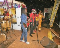 L'Ancien Directeur Adjoint et Secrétaire d'Orchestre Jimmy Curtis vient d'arriver au pays pour ses vacances de Noël 2015. Son ancien groupe "Mutzig Band" des Brasseries du Cameroun (Meilleur groupe du pays sur plusieurs décennies) ne le loupe pas ! Il est coopté d'office: Star-surprise de la longue soirée: Animation - Ventes de la multinationale. Son répertoire spécial renaît des cendres ! Souvenirs qui font frémir ses gars. C'est l'euphorie totale sur scène, pour un public en transe et un site provisoire qui vibre durant des heures interminables ! La poussière n'est pas en reste, sortie de son sommeil par des milliers de jambes agressives, frénétiques, endiablées ! (Photos floues). QUEL MOMENT FÉERIQUE ! Décembre 2015: El Maestro retrouve sa brave famille, ses ex-poulains, ses ex-acteurs de Meilleurs Ventes SABC.