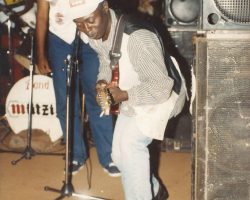 Jimmy Curtis, (à la Jimi Hendrix):
Lieu: Centre Culturel français de Dschang, Ouest-Cameroun.
Avènement: Tournée nationale de la Diva internationale malienne: Mammar Kassey.