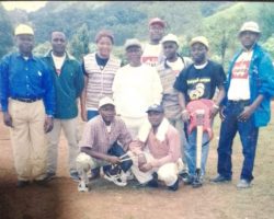 Au centre (ensemble jogging blanc) Mr. Ni John Fru Ndi.
Président du très puissant et célèbre parti politique: Le SDF (Social Democratic Front), opposant camerounais N°1, vainqueur spolié des présidentielles 1992, 2004, 2011.
A sa droite,, debout:
- Bepéné Suzanne (Suzie Bazor): Chant N°2, Chœurs et Animations vocales.
- Frederick Nola (Fredo Bass): Responsable N°1 Mutzig Band, Chanteur, Bassiste, Arrangeur.
- Thomas Fotso (Tommy Castel): Directeur Publicitaire agence régionale SABC. Coordinateur Principal Groupe Mutzig Band.
A sa gauche:
- Blaise Kamdem (Blaiso): Congas, Percussions, Chœurs.
- Théodore Deffo (Jimmy Curtis): Responsable N°2, Secrétaire, Guitariste soliste, Chanteur de succès internationaux.
- Emmanuel Kuate (Bento / Emma-Guitar): Guitariste accompagnateur, Chanteur, Choriste.
Accroupis à droite:
- Jean Jules Ngatsi (Julio Drums): Batteur.
Ses baguettes en main.
- Etienne Fossi (Kaïman Dupont): Chanteur N°1, Choriste, Manutentionnaire Camion-Podium SABC.
Arrière plan:
Gérard Miessi: Ingénieur du Son, Électricien, Manutentionnaire Camion-Podium SABC