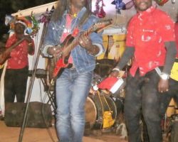 L'Ancien Directeur Adjoint et Secrétaire d'Orchestre Jimmy Curtis vient d'arriver au pays pour ses vacances de Noël 2015. Son ancien groupe "Mutzig Band" des Brasseries du Cameroun (Meilleur groupe du pays sur plusieurs décennies) ne le loupe pas ! Il est coopté d'office: Star-surprise de la longue soirée: Animation - Ventes de la multinationale. Son répertoire spécial renaît des cendres ! Souvenirs qui font frémir ses gars. C'est l'euphorie totale sur scène, pour un public en transe et un site provisoire qui vibre durant des heures interminables ! La poussière n'est pas en reste, sortie de son sommeil par des milliers de jambes agressives, frénétiques, endiablées ! (Photos floues). QUEL MOMENT FÉERIQUE ! Décembre 2015: El Maestro retrouve sa brave famille, ses ex-poulains, ses ex-acteurs de Meilleurs Ventes SABC.