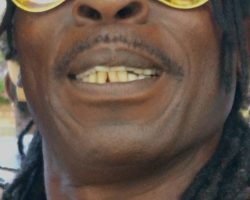 Concept du projet SA'n Sons: Durant des décennies, Jimmy Curtis & son célèbre groupe: Rebels' Gang Cameroun ont entretenu un puissant, long et rentable partenariat avec la multinationale SABC ( Société Anonyme des Brasseries du Cameroun). Longtemps plus tard, l'entreprise crée et lui confie son propre groupe: Le Mutzig Band des (SABC), Riche de cette puissante et magnifique expérience, Jimmy Curtis crée en 2025, un majestueux projet basé sur le même concept d'antan: Assurer de Meilleures Ventes à une coalition d'entreprises partenaires. par un menu d'Animations artistiques, culturelles et musicales éphémères. L'ensemble tracté par un Camion-Podium sur des sites divers, nationaux et internationaux. Vente en Gros, 1/2 Gros et Détail.
"Meilleures Ventes' annuelles des partenaires assurées.
Attention: Idée et Projet protégés: Loi N° 92-597 du 1/07/1992. Code CPI, Articles L111-1 et suivants. Le Roi de l'Altruisme El Maestro de puissants Projets Le Guitariste soliste aux doigts d'Or, à la Voix d'Anges.