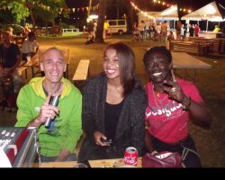 Festival annuel "Marchés Nocturnes" de Capdenac.
Petite pause très conviviale entre réglages des sons et début du concert..
- Franck (Ingé-Sons), Mélissa Nkonda (Disque de Platine avec "Nouveaux Horizons", amie, soutien indéfectible du Rebels' Gang), Jimmy Curtis.
Tous les 21 Juin, le Rebels' Gang.