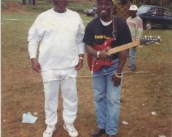 Photo de profondes gratitudes:
1- Mr Fru Ndi à Jimmy Curtis / Mutzig Band pour l'excellente animation de la Foire du village Baba II,
2- Jimmy Curtis à Mr Fru Ndi pour l'accueil et l'hébergement durant les 7 jours.