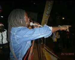 L'Ancien Directeur Adjoint et Secrétaire d'Orchestre Jimmy Curtis vient d'arriver au pays pour ses vacances de Noël 2015. Son ancien groupe "Mutzig Band" des Brasseries du Cameroun (Meilleur groupe du pays sur plusieurs décennies) ne le loupe pas ! Il est coopté d'office: Star-surprise de la longue soirée: Animation - Ventes de la multinationale. Son répertoire spécial renaît des cendres ! Souvenirs qui font frémir ses gars. C'est l'euphorie totale sur scène, pour un public en transe et un site provisoire qui vibre durant des heures interminables ! La poussière n'est pas en reste, sortie de son sommeil par des milliers de jambes agressives, frénétiques, endiablées ! (Photos floues). QUEL MOMENT FÉERIQUE ! Décembre 2015: El Maestro retrouve sa brave famille, ses ex-poulains, ses ex-acteurs de Meilleurs Ventes SABC.