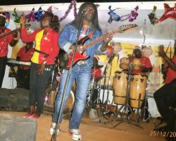 L'Ancien Directeur Adjoint et Secrétaire d'Orchestre Jimmy Curtis vient d'arriver au pays pour ses vacances de Noël 2015. Son ancien groupe "Mutzig Band" des Brasseries du Cameroun (Meilleur groupe du pays sur plusieurs décennies) ne le loupe pas ! Il est coopté d'office: Star-surprise de la longue soirée: Animation - Ventes de la multinationale. Son répertoire spécial renaît des cendres ! Souvenirs qui font frémir ses gars. C'est l'euphorie totale sur scène, pour un public en transe et un site provisoire qui vibre durant des heures interminables ! La poussière n'est pas en reste, sortie de son sommeil par des milliers de jambes agressives, frénétiques, endiablées ! (Photos floues). QUEL MOMENT FÉERIQUE ! Décembre 2015: El Maestro retrouve sa brave famille, ses ex-poulains, ses ex-acteurs de Meilleurs Ventes SABC.