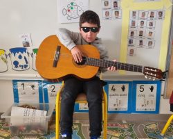 L'une des activités phares les plus prisées des enfants, parents & collègues.
<<La Musique adoucit les mœurs>> Disait quelqu'un. La Jimmy Curtis.