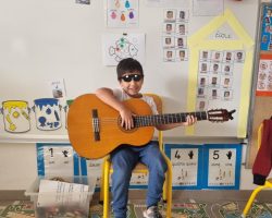 L'une des activités phares les plus prisées des enfants, parents & collègues.
<<La Musique adoucit les mœurs>> Disait quelqu'un. La Jimmy Curtis