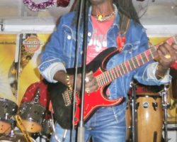 Jimmy vient d'arriver au pays pour ses vacances de Noël 2015. Son ancien groupe Mutzig Band des Brasserie du Cameroun ne le loupe pas ! Il est l'invité surprise de la longue soirée: Animation - Ventes de la multinationale. Son répertoire spécial renaît des cendres ! Les souvenirs font frémir. C'est l'euphorie totale sur scène, et un public en transe ! La poussière n'est pas en reste, sortie de son sommeil par des milliers de jambes frénétiques, endiablées ! QUEL MOMENT FÉERIQUE ! Décembre 2015: El Maestro retrouve sa brave famille, dont ses ex-poulains, et ses anciens collabos du concept: "Meilleurs Ventes SABC", ancêtre du projet actuel: "SA'n Sons". Durant des décennies, Jimmy Curtis & son célèbre groupe: Rebels' Gang Cameroun ont entretenu un puissant, long et rentable partenariat avec la multinationale SABC (Société Anonyme des Brasseries du Cameroun). La Chambre du Commerce, de l'Industrie et de l'Artisanat du Cameroun, puissante associée des SABC est également un fidèle "consommateur" du Rebels' Gang pour l'animation de son meilleur concept: Foires Régionales du Cameroun. Un évènement annuel d'ampleur international. Plusieurs années plus tard, l'entreprise SABC crée son propre groupe: Le Mutzig Band, en confie la Direction à 2 puissants Maîtres de Musique: Frederick Nola (Fredo Bass), et Jimmy Curtis (Guitare solo, et répertoire de chansons spéciales entre-autres fonctions). Par ses innombrables animations mobiles, le groupe va provoquer/assurer les meilleures ventes de l'entreprise, plusieurs années durant. Riche de cette puissante et magnifique expérience, Jimmy Curtis crée en 2025, un majestueux projet basé sur le même concept d'antan: Assurer de Meilleures Ventes à une coalition d'entreprises partenaires. par un menu d'Animations artistiques, culturelles et musicales éphémères. L'ensemble tracté par un Camion-Podium sur des sites divers, nationaux et internationaux. Vente en Gros, 1/2 Gros et Détail. "Meilleures Ventes' annuelles des partenaires assurées. Attention: Idée et Projet protégés: Loi N° 92-597 du 1/07/1992. Code CPI, Articles L111-1 et suivants.