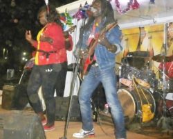 L'Ancien Directeur Adjoint et Secrétaire d'Orchestre Jimmy Curtis vient d'arriver au pays pour ses vacances de Noël 2015. Son ancien groupe "Mutzig Band" des Brasseries du Cameroun (Meilleur groupe du pays sur plusieurs décennies) ne le loupe pas ! Il est coopté d'office: Star-surprise de la longue soirée: Animation - Ventes de la multinationale. Son répertoire spécial renaît des cendres ! Souvenirs qui font frémir ses gars. C'est l'euphorie totale sur scène, pour un public en transe et un site provisoire qui vibre durant des heures interminables ! La poussière n'est pas en reste, sortie de son sommeil par des milliers de jambes agressives, frénétiques, endiablées ! (Photos floues). QUEL MOMENT FÉERIQUE ! Décembre 2015: El Maestro retrouve sa brave famille, dont ses ex-poulains, et ses anciens collabos du concept: "Meilleurs Ventes SABC", ancêtre du projet actuel: "SA'n Sons". Durant des décennies, Jimmy Curtis & son célèbre groupe: Rebels' Gang Cameroun ont entretenu un puissant, long et rentable partenariat avec la multinationale SABC (Société Anonyme des Brasseries du Cameroun). La Chambre du Commerce, de l'Industrie et de l'Artisanat du Cameroun, puissante associée des SABC est également un fidèle "consommateur" du Rebels' Gang pour l'animation de son meilleur concept: Foires Régionales du Cameroun. Un évènement annuel d'ampleur international. Plusieurs années plus tard, l'entreprise SABC crée son propre groupe: Le Mutzig Band, en confie la Direction à 2 puissants Maîtres de Musique: Frederick Nola (Fredo Bass), et Jimmy Curtis (Guitare solo, et répertoire de chansons spéciales entre-autres fonctions). Par ses innombrables animations mobiles, le groupe va provoquer/assurer les meilleures ventes de l'entreprise, plusieurs années durant. Riche de cette puissante et magnifique expérience, Jimmy Curtis crée en 2025, un majestueux projet basé sur le même concept d'antan: Assurer de Meilleures Ventes à une coalition d'entreprises partenaires. par un menu d'Animations artistiques, culturelles et musicales éphémères. L'ensemble tracté par un Camion-Podium sur des sites divers, nationaux et internationaux. Vente en Gros, 1/2 Gros et Détail. "Meilleures Ventes' annuelles des partenaires assurées. Attention: Idée et Projet protégés: Loi N° 92-597 du 1/07/1992. Code CPI, Articles L111-1 et suivants.