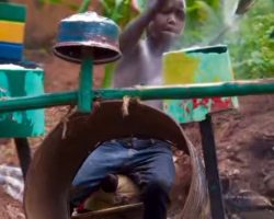 REFLET PARFAIT DE JIMMY CURTIS ENFANT, A BAFOUSSAM ET BERTOUA - CAMEROUN:
Jimmy Curtis n'y est pas sur ces images.
Ici, elles illustrent parfaitement l'enfance palpitante de l'artiste à une époque ou la photographie était très peu populaire contrairement à aux 2 dernières décennies.
Enfants débrouillards d'aujourd'hui: Explorer, Questionner, Tester, Découvrir Montrer, Accompagner, Aider, Fédérer, Rassembler, Jouer, Faire plaisir, Grandir en Force, en Intelligence et en Sagesse.