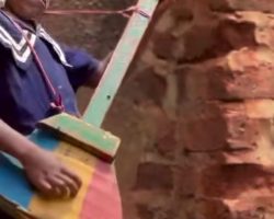 REFLET PARFAIT DE JIMMY CURTIS ENFANT, A BAFOUSSAM ET BERTOUA - CAMEROUN:
Jimmy Curtis n'y est pas sur ces images.
Ici, elles illustrent parfaitement l'enfance palpitante de l'artiste à une époque ou la photographie était très peu populaire contrairement à aux 2 dernières décennies.
Enfants débrouillards d'aujourd'hui: Explorer, Questionner, Tester, Découvrir Montrer, Accompagner, Aider, Fédérer, Rassembler, Jouer, Faire plaisir, Grandir en Force, en Intelligence et en Sagesse.