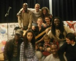 Jimmy à peine installé en France, ressuscite son très cher Rebels' Gang.
- 99% des musiciens: Formés, encadrés, initiés en "Méthode Ultra-Rapide".
- Durée: 6 mois.
- Répertoire: 20 Compositions et Interprétations.
- Genres: Soukouss afro-congolais, Reggae, Blues, Funk, World Music, Ballades.
Ici: Fin d'un magnifique concert.