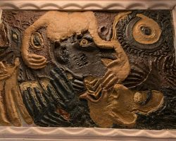 Modelage, Sculpture réalisée avec différentes couleurs et textures de Terre, <<Gaïa>> est la 1ère pièce du quadriptyque cosmique: <<Vibrations Vitales>>.
C'est la Porte d'entrée d'une longue série d'inspirations particulières et inédites, d'expériences professionnelles: Le quadriptyque cosmique nommé: <<VIBRATIONS VITALES>>
Avec <<Ventre-Tête>>, <<Gaïa>> est la puissante fusion vitale entre: Cosmos-Père et Planète Terre-Mère.
La Terre, Matrice Fertile, est Archive et Gardienne de toutes les couleurs, toutes les formes, tous les éléments; Terre, Feu, Air, Eau, Lumière, Obscurité.
TECHNIQUE:
- Terre naturelle modelée directement sur panneau rigide.
Aucune ébauche préalable : la pâte est déposée librement, laissant agir la spontanéité de la matière.
- L’artiste intervient comme Vecteur, Outil, et non comme Auteur-Compositeur, Centre : Son Esprit, sa Main, son Corps, ses Gestes obéissent, vibrent sous la Volonté imposée et stricte du Médium. Ici, la Pâte faite de Terre + colle.
L'artiste obéit, subit, vit, s'émerveille devant ce qui se révèle, sans imposer ni orienter.
- Formes et couleurs émergent par superpositions, pressions, fissures naturelles et mouvements purement instinctifs, comme si la Terre elle-même se sculptait à travers lui.
- Finition brute respectant la texture organique.
-Terres (de différentes couleurs, textures) + Colle vinyle sur Contre-plaqué,de 5mm. Gaïa est la 1ère pièce du Quadriptyque Cosmique: de Jimmy Curtis, commencé et interrompu depuis plusieurs décennies au Cameroun. Ce Quadriptyque, fut un élément, une puissante pièce parmi plusieurs œuvres ayant valu le 1er Prix d'Arts Plastiques à l'artiste.