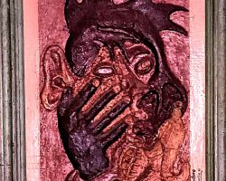 <<Ventre-Tête>>: La puissante fusion vitale entre: Ciel-Père et Terre-Mère.
La Terre, Matrice Fertile, est Archive et Gardienne de toutes les couleurs, toutes les formes, tous les éléments; Terre, Feu, Air, Eau, Lumière, Obscurité.
TECHNIQUE:
- Terre naturelle modelée directement sur panneau rigide.
Aucune ébauche préalable : la pâte est déposée librement, laissant agir la spontanéité de la matière.
- L’artiste intervient comme Vecteur, Outil, et non comme Auteur-Compositeur, Centre :
Son Esprit, sa Main, son Corps, ses Gestes obéissent, vibrent sous la Volonté imposée et stricte du Médium. Ici, la Pâte faite de Terre + colle.
L'artiste obéit, subit, vit, s'émerveille devant ce qui se révèle, sans imposer ni orienter.
- Formes et couleurs émergent par superpositions, pressions, fissures naturelles et mouvements purement instinctifs, comme si la Terre elle-même se sculptait à travers lui.
- Finition brute respectant la texture organique.
-Terres (de différentes couleurs, textures) + Colle vinyle sur Contre-plaqué,
Terre + Colle vinyle sur Contre-plaqué de 5cm.
80 x 50x Cm
Lieu: Galerie familiale au Cameroun Cette toile est la 4e et dernière du quadriptyque cosmique (Série de 4 tableaux complémentaires): de Jimmy Curtis. Par ondes vibrantes et réflexives, il est en parfaite harmonie communicative avec . Il met en lumière Visage humain jaillissant des éléments de l'environnement quotidien : Ventre-Tête, est lui aussi fait de Terre pétrie avec de la colle. (Voir le tableau-jumeau Gaïa), Il est un Esprit rêveur portant les symboles essentiels : un Poisson (les eaux), une Banane (la plante), une main (l’Action), une Oreille (la perception), une Voie Lactée autour de la Main (l’Origine Cosmique). - Un être fait de tout, pour dire tout. La VIE est un tout, il faut de TOUT pour la faire. Le Quadriptyque fut un élément, une puissante pièce parmi plusieurs œuvres ayant valu le 1er Prix d'Arts Plastiques à l'artiste.